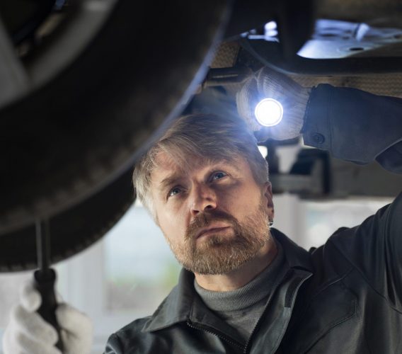 coup-moyen-homme-verifiant-voiture